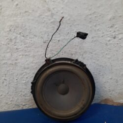 Bocina Bose Nissan Sentra detalle en patas