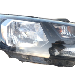 FARO DERECHO Saveiro 17-2022 CON DETALLE EN UNA PATA FONDO NEGRO