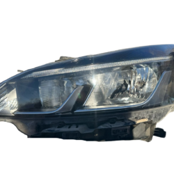 faro derecho nissan march 2023 (detalle en patita)