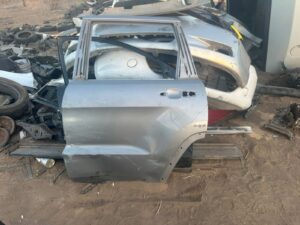 PUERTA TRASERA IZQUIERDA CHEROKEE 2014 (DETALLES)