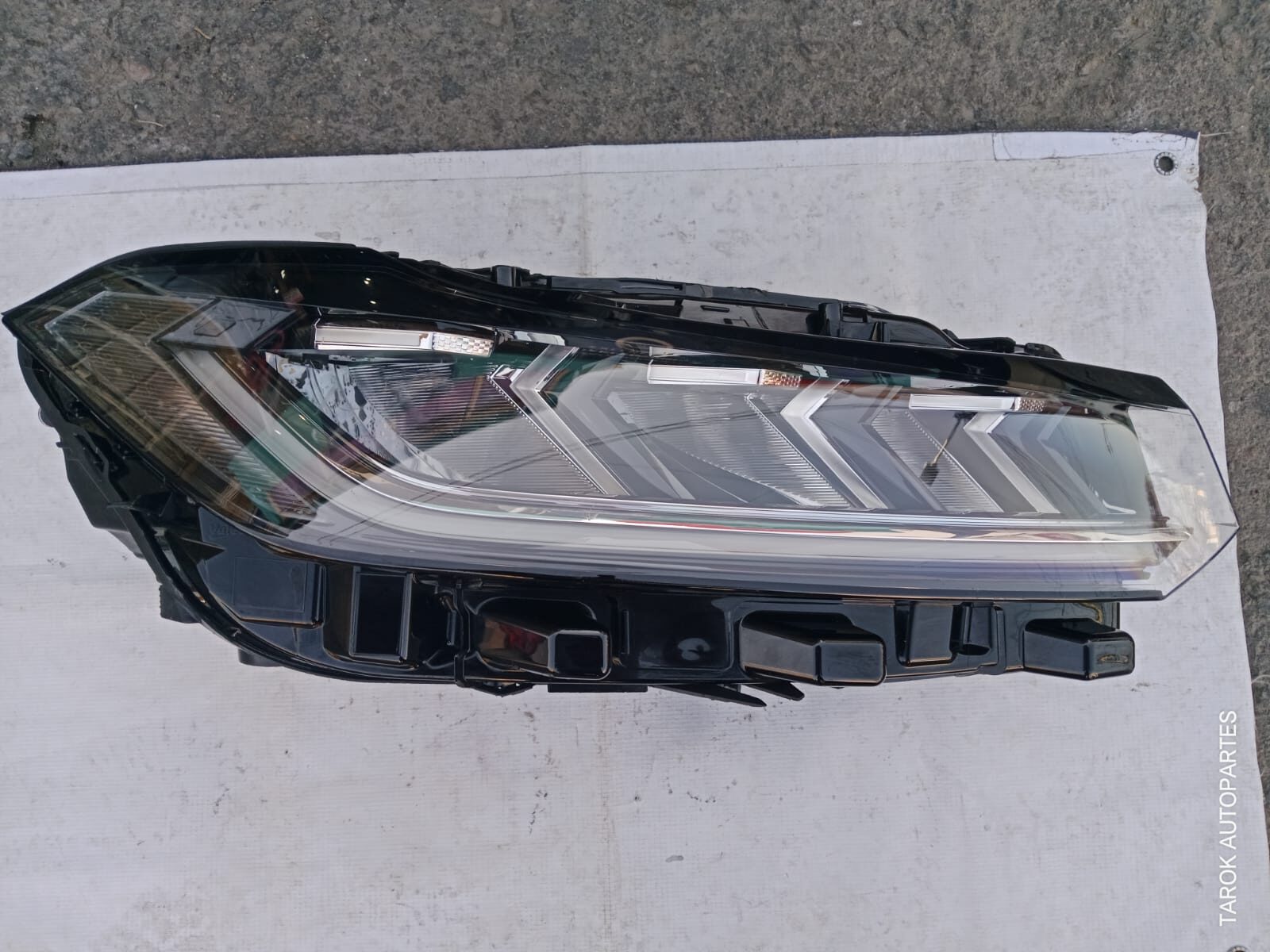 Faro derecho Jetta 2025-2026