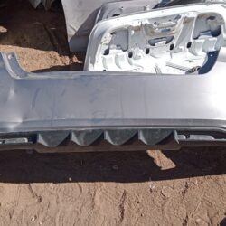 Facia trasera Yaris 2023 con detalles leves