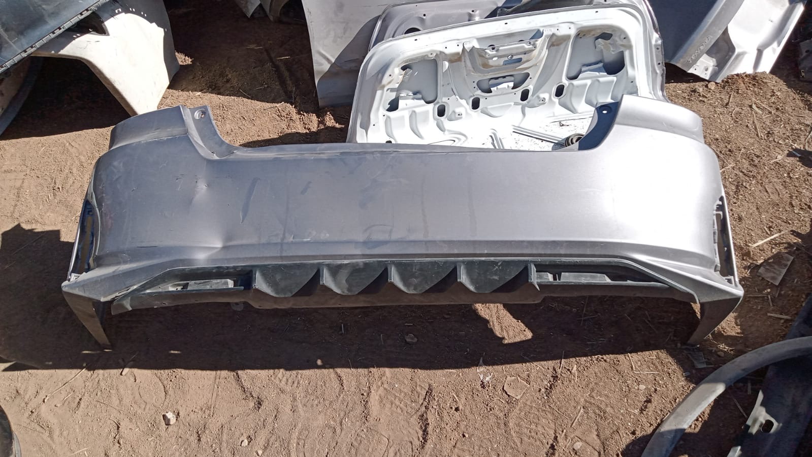 Facia trasera Yaris 2023 con detalles leves