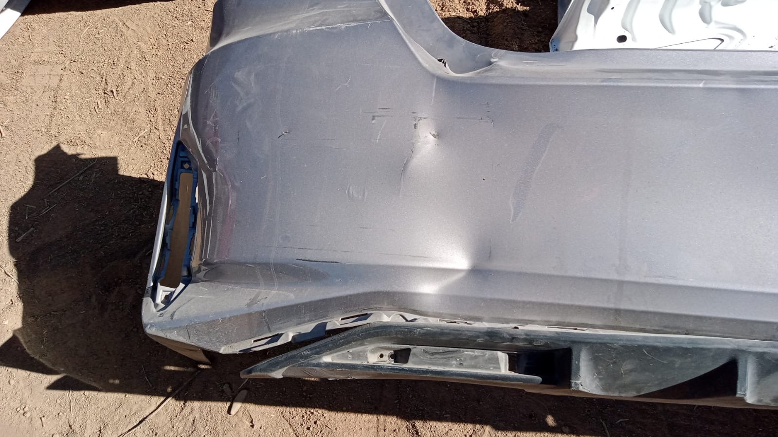 Facia trasera Yaris 2023 con detalles leves - Imagen 2