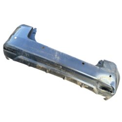Facia trasera Nissan versa 2020-2025 con hoyos para sensor